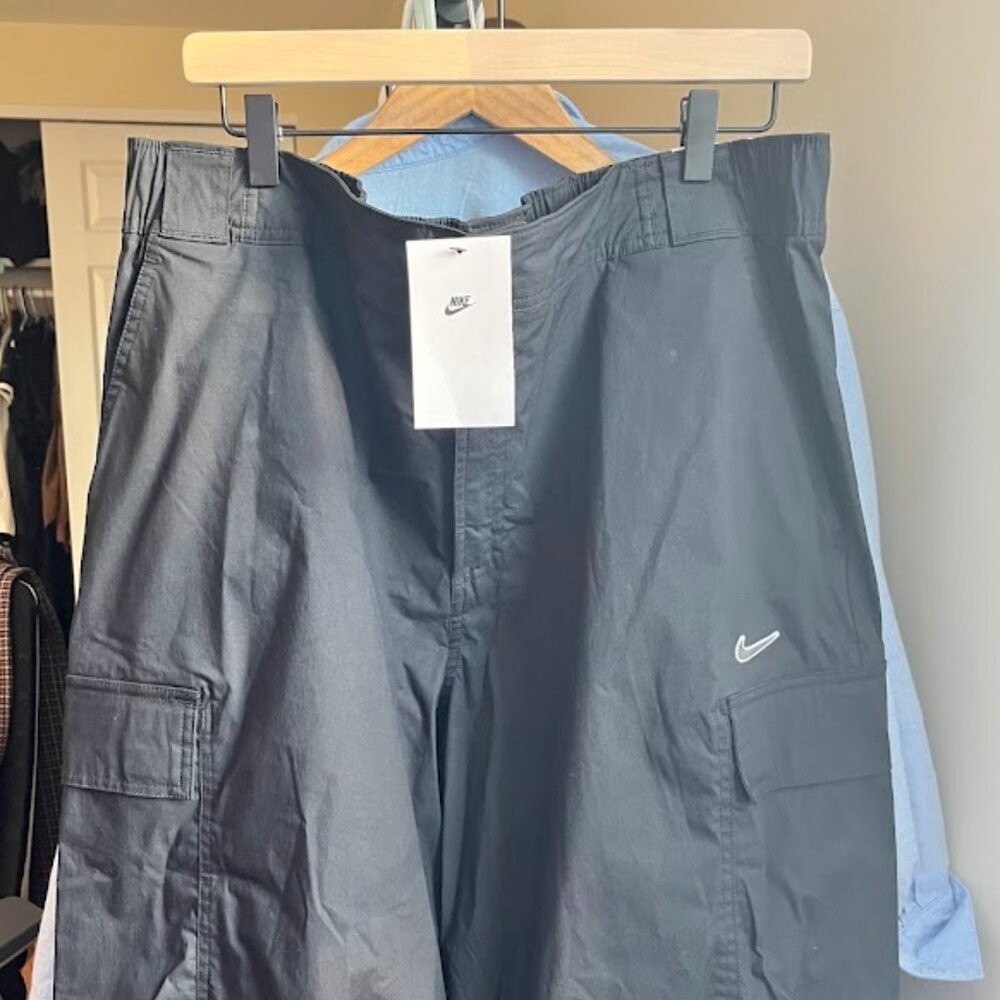 NWT ** NIKE *** Loose Fit Cargo Pants - Size XL- Black